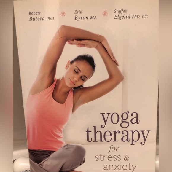 🍁 SALE! Yoga Therapy Book - Picture 1 of 3
